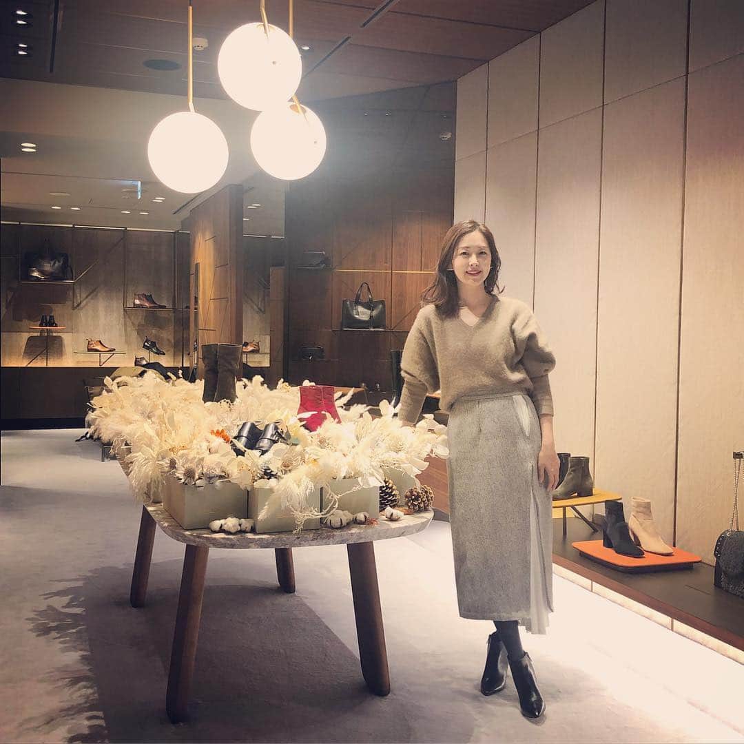 笛木優子のインスタグラム：「サントーニにタイツにも合う上品でシンプルなショートブーツを見に来ました👢 素敵な店内でたくさんの上質なシューズがありました。 キャンペーンでプランティカのフラワーボックスとレザーの一輪挿しをいただきました🎄🥰 みなさんもぜひ。来店のみでも一輪挿しを頂けるみたいです😘女性のみ😍  #サントーニ #santonitokyo#santoni #plantica」