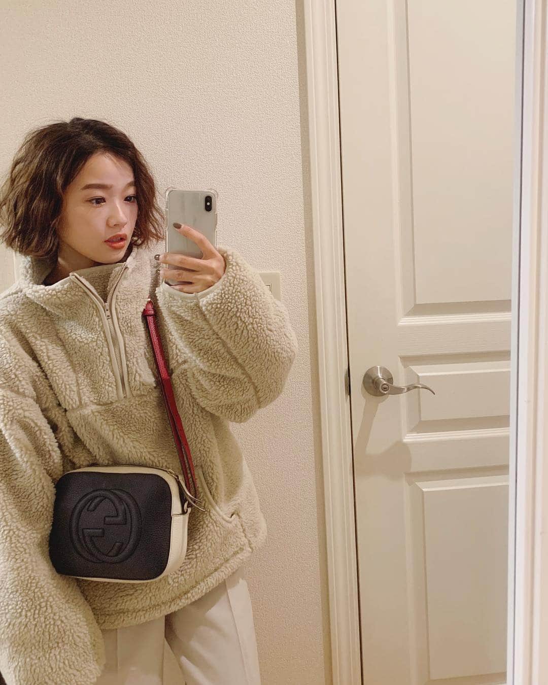 猪鼻ちひろのインスタグラム：「in my house もこもこゆるゆる🐏🧸☁️ コーデを鏡ごしで試みたものの 狭さ問題が発生して靴まで入らない🏡 🏷 outer #machupichushop #oshimarei #オオシマレイ knit #milkfed #ミルクフェド inner #agnesb #アニエスベー  pants #tomorrowland_jp #tomorrowland_womens #トゥモローランド bag #gucci #guccibag #グッチ lip #celvoke #celvoke09 #セルヴォーク 🏷 #髪の毛巻き巻き #外出るとすぐ取れる  #こんな雑な写真ですが #コーディネート #冬コーデ #ちひろのお洋服 #ちひろのヘアメイク #冬服 バージョン #需要があるかの実験でもある← #どうにか出かけ先で撮って全身ブログに載せますね #150cm #150cmコーデ #150センチ #低身長コーデ」
