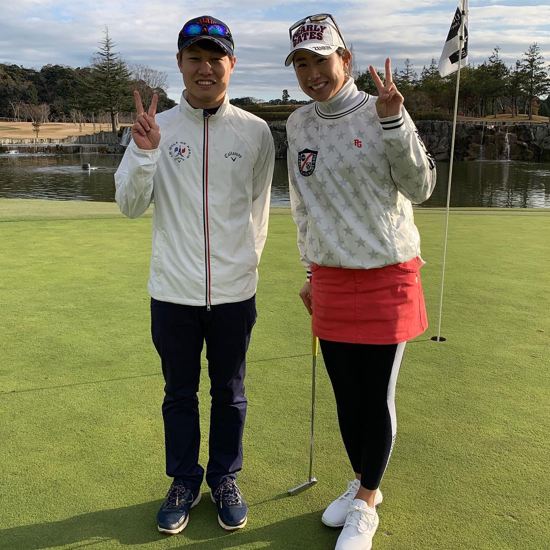 AKIのインスタグラム：「UUUMGOLFプロアマ大会にて。 人生最高の1日でした！！！ 一緒に回らせて頂いた木戸愛プロが良い方過ぎて大ファンになりました😭 来年は絶対ツアーに応援に行きます！！ その他ご参加頂いたプロの皆さんとも沢山写真撮っていただきました！ゲストのロッテ角中選手とも📸  本当にYouTuberをやってて良かったです。関係者各位の皆さん、本当にありがとうございます。  今日死んでももう人生に後悔はないくらいですが、今年はゴルフで沢山の良い思い出を作らせてもらったので、シングルになるくらいまではまだまだ人生も、YouTubeもゴルフも頑張りたいと思います🏌️‍♂️ . . . .  #ゴルフ #golf #UUUMGOLF #ゴルフ好き #木戸愛プロ #古閑美保プロ #池田勇太プロ #尾崎直道プロ」