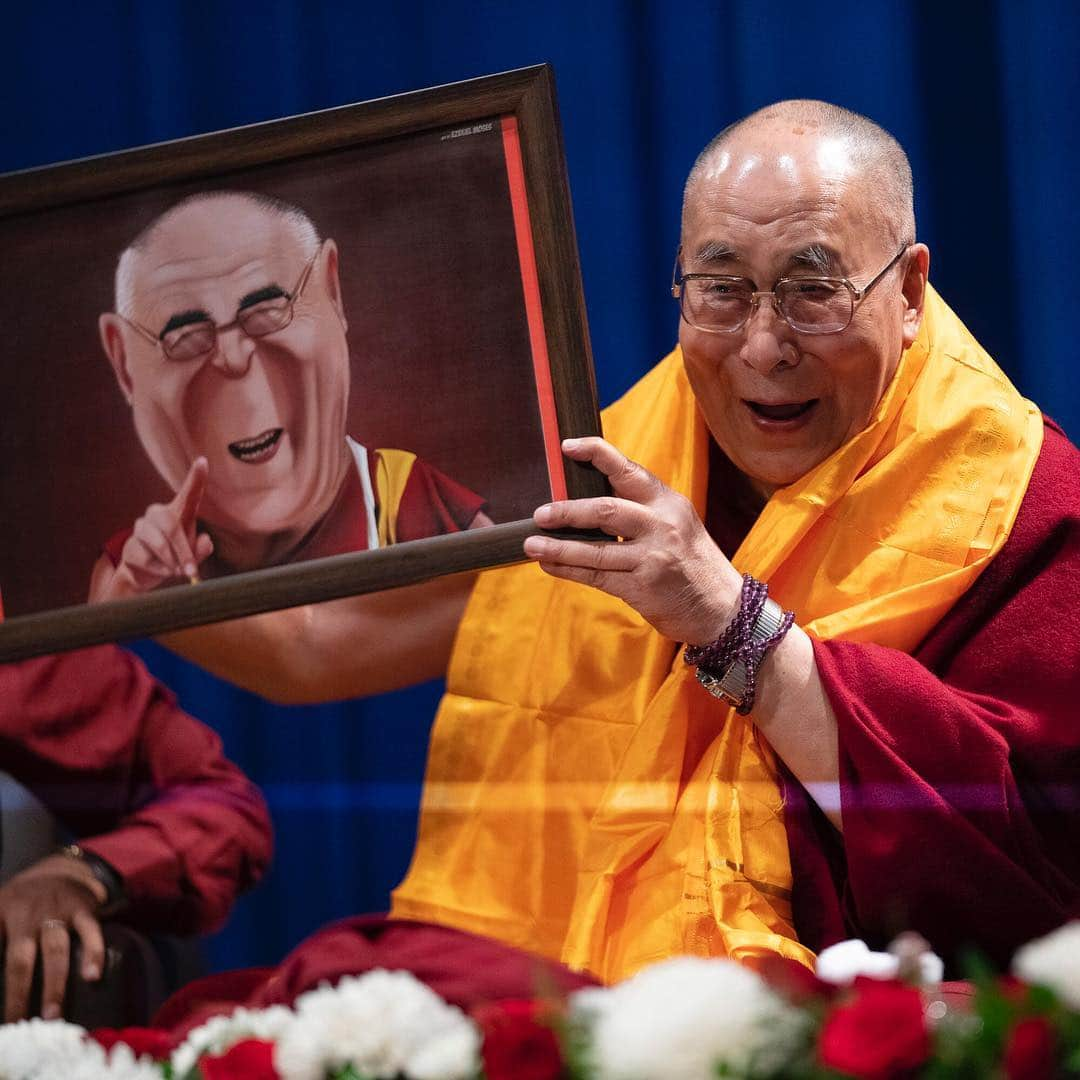 ダライ・ラマ14世さんのインスタグラム写真 - (ダライ・ラマ14世Instagram)「HHDL holding a portrait presented to him by a student after his talk on "Compassion and the Need for Universal Responsibility" at Guru Nanak College of Arts, Science & Commerce in Mumbai, India on December 13, 2018. Photo by Lobsang Tsering #dalailama」12月13日 19時10分 - dalailama