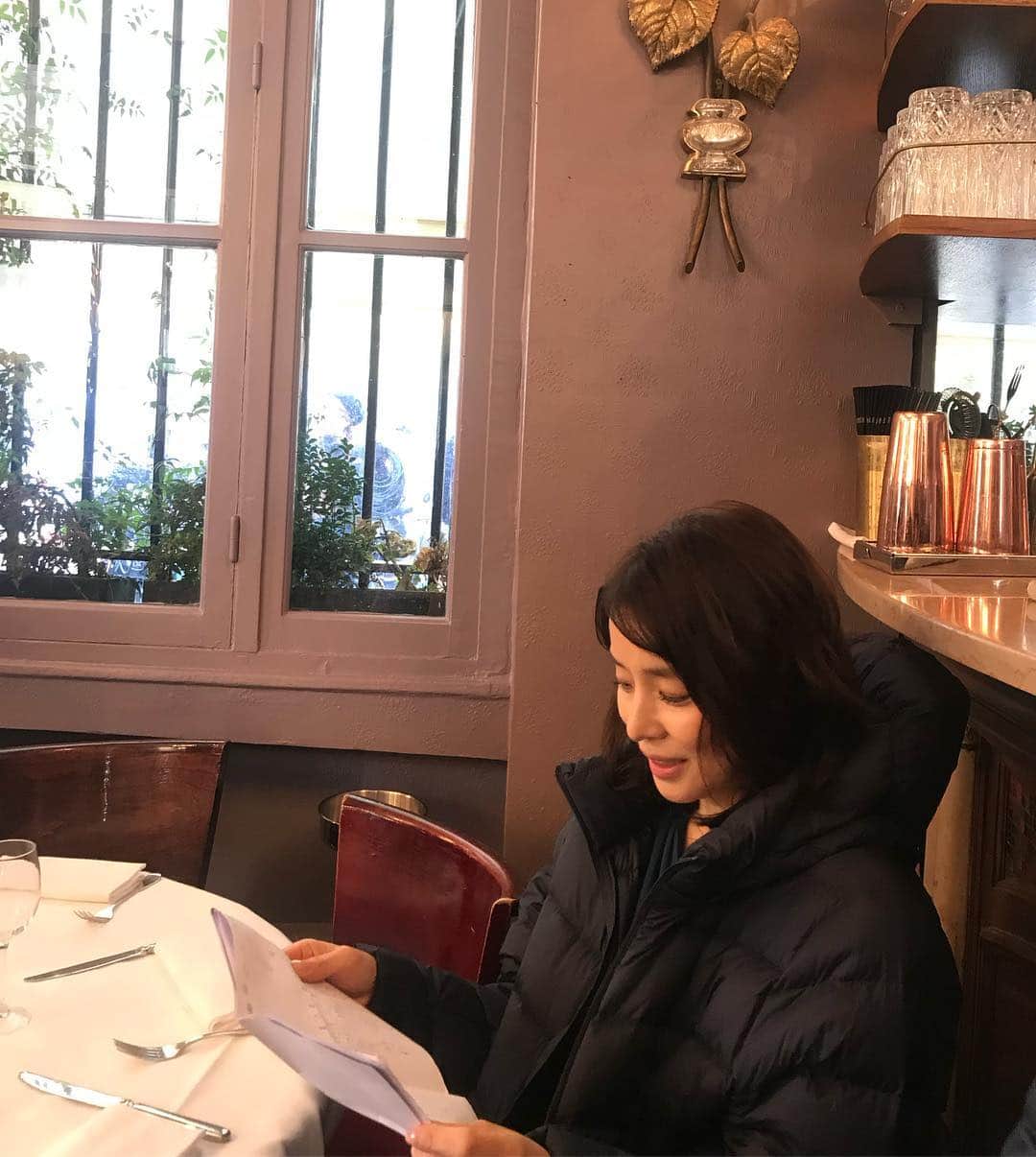 石田ゆり子さんのインスタグラム写真 - (石田ゆり子Instagram)「パリでの日々を振り返る。 レストランでの長い撮影。 丁寧に丁寧に、ワンシーンを 2日間かけて撮りました。 パリ組の現地のスタッフ皆さんは、本当に優しくて、あたたかく愛に溢れ、言葉がうまく通じないからこそ お互いに目をちゃんと見て なんとか気持ちを伝えようとする。 そのことがどれだけ、心を温めたか、わかりません。言葉って、ときには邪魔にもなるんですよね。不思議だけど。 お天気にも恵まれ 不思議なくらいあたたかな2日間でした。幸せな時間。 #マチネの終わりにパリでの日々」12月13日 19時28分 - yuriyuri1003