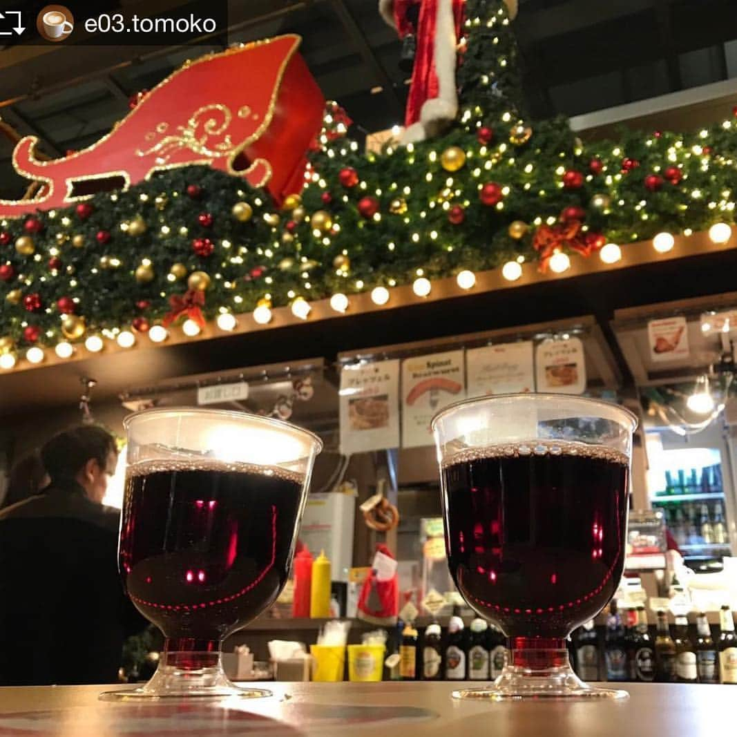 HILLS LIFE DAILYさんのインスタグラム写真 - (HILLS LIFE DAILYInstagram)「寒い日にクリスマスマーケットで飲む温かいグリューワイン🍷は最高ですね。 @e03.tomoko さんの素敵な投稿をご紹介します。 Repost from @e03.tomoko @TopRankRepost #TopRankRepost Christmas market🍷🎄 #gluhwine#mulledwine#hotwine  #christmasmarket  #グリューワイン#六本木ヒルズ #六本木ヒルズクリスマス @hillslife_daily」12月13日 19時49分 - hillslife_daily