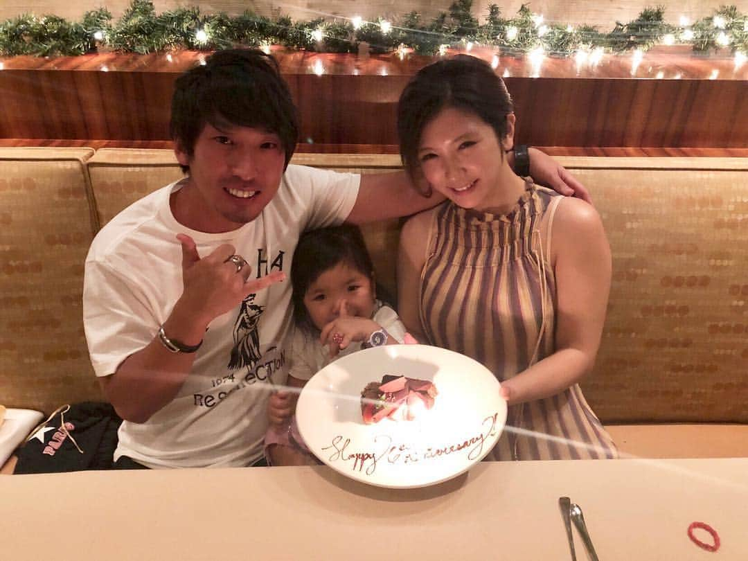 上山 哲平さんのインスタグラム写真 - (上山 哲平Instagram)「. 2018.12.12 6th Wedding Anniversary!! . 6周年は美樹と出逢ったHawaiiで娘も大きくなったので3人でお祝い!! . “いつも本当にありがとう” . そして、今があるのも多くの方に支えられて今があります。本当に感謝しています。 . “幸せを感じるほど、感謝に溢れます” “感謝が溢れるほど、幸せを感じます” . #12月12日 #記念日 #6周年 #ハワイ #幸せ #感謝 #娘が可愛すぎて #gifel #eagle #pangea #playearth」12月14日 7時58分 - teppei_ueyama