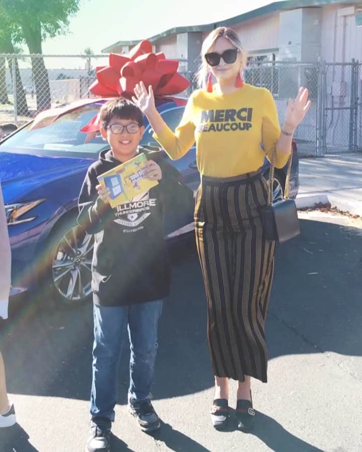 のインスタグラム：「Today I was given the most precious gift. I was able to give a child the Christmas every kid deserves. Seeing the joy in his face as he unwrapped his gifts and screamed with delight was the greatest holiday gift I could have asked for. Thank you @lexusUSA for giving me this beautiful opportunity. #LexusES #LexusGives」