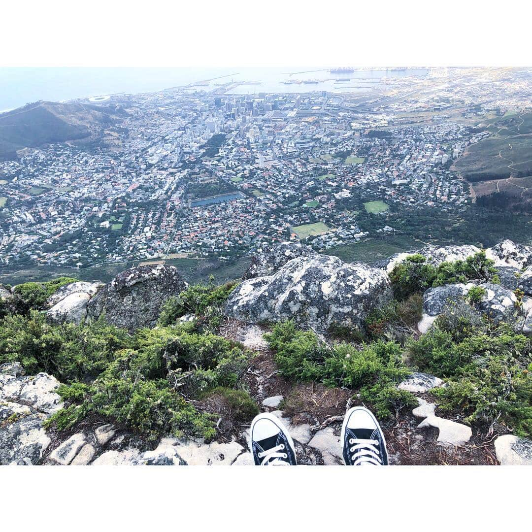 山崎紘菜さんのインスタグラム写真 - (山崎紘菜Instagram)「⛰ Great Table Mountain with Dassie. #ちょっと曇ってたけど #充分綺麗でした」12月14日 6時50分 - hirona_yamazaki