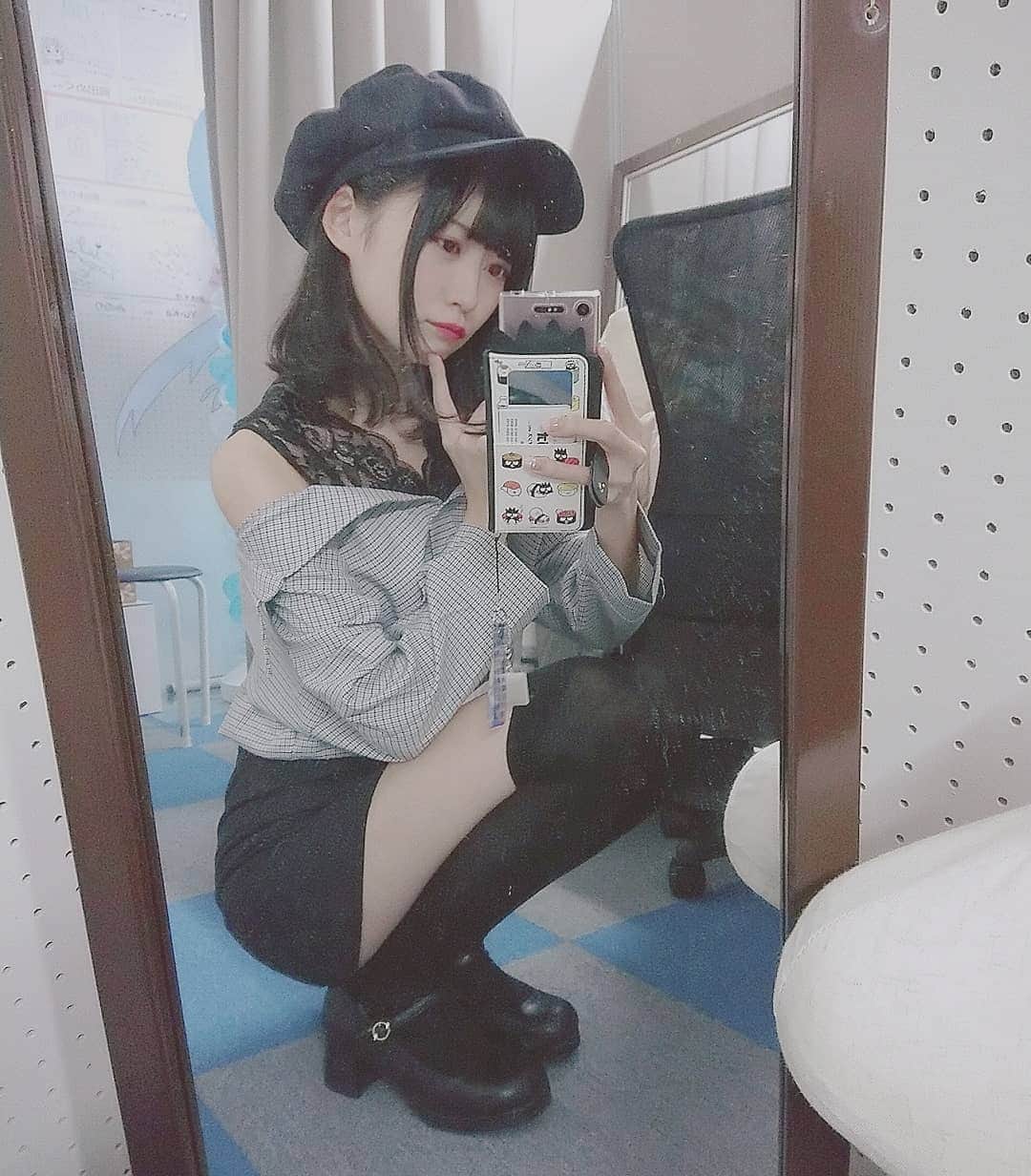空野青空のインスタグラム：「今日は｢アキバ☆ソフマップLIVE｣を生放送でお届けしました〜✨✨✨ . .  あおべべは先日、池袋｢SPPS｣でGETしたトップスとGRLのタイトスカート❣❣ 絶対領域コーデですのっ(ﾟ∀ﾟ) . . 周囲の人々が口を揃えて｢ギャルい！｣って言うのだ…(◜௰◝)それな…(◜௰◝) . . . トップス ▶ #spps池袋 スカート ▶ #GRL . . . #黒髪ギャル #ギャル #とは #あおべべ #肩出しトップス #肩出しコーデ #タイトスカート #編み上げスカート #ニーソ #ニーハイソックス #ニーソ協会 #ふともも #キャスケット #秋葉原  #ソフマップ #ギャル好き #それはそう」