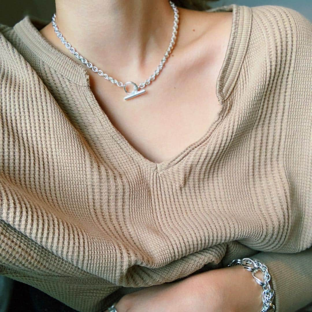 久恒美菜さんのインスタグラム写真 - (久恒美菜Instagram)「@gem.tokyo new arrival 🥀  明後日15日の19:00から chain choker necklaceと W chain bracelet が、発売されます⛓  シンプルでお洋服を選ばないのに、 ちゃんと主張が強くて ひとつあるだけで華やかになるので本当におすすめ❤︎ チョーカーの方は、前後どちらでも着用していただけるので気分によって変えられます🕊」12月13日 22時35分 - _mimico_