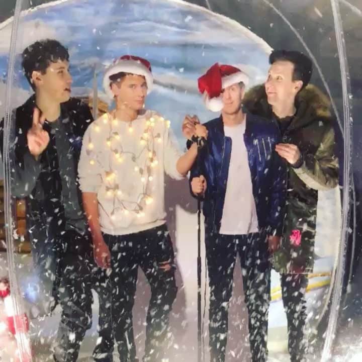 フィル・レスターのインスタグラム：「‪Our pop-up shop in London is open now! It has a giant snowglobe that you can have photos in ☃️❄️ danandphilpopupshop.com‬」