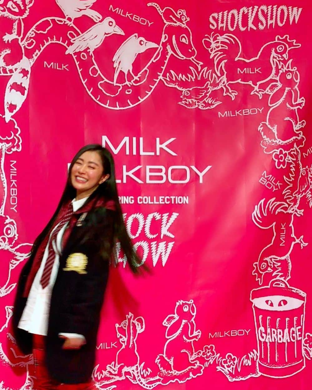 橋口いくよさんのインスタグラム写真 - (橋口いくよInstagram)「I’m in Harajuku.﻿ THE SHOCKSHOW！﻿ It’s KAWAII and COOL JAPAN.﻿ ☆Please swipe☆﻿ ﻿ MILKとMILKBOYのショーに行ってきました。﻿ 勝手に涙が出てきた。﻿ この季節にすてきなクリスマスプレゼントな時間、感謝ー。﻿ ﻿ やっぱり日本って、原宿の聖地ブランドってすごいなあ。﻿ いろんなテーマが、独特の世界観になっていく。﻿ 全部わくわくしたけど、今回とくに好きだったのは、病院シリーズ。﻿ ナース服とか白衣とか拘束服とかを、めちゃくちゃ頭身のいい外国人モデルが足にギブスまではめて着たおすっていう。﻿ （スワイプしてみてね。チラっと見られます）﻿ ﻿ MILKをかわええかわええ……かわええ日本の女の子はあれを着なさいと思いながら私は最近MILKBOYをよく着てます。﻿ 男の人用着るの楽しい。﻿ 10代の頃かなあ、MILKBOY着てたら、満員電車でへんなおじさんに「牛乳男なの君は」って言われて、みんなにじろじろ見られたのもあって意地になって「それを言うなら牛乳少年です！」って言ったマイヒストリー。﻿ ﻿ マイヒストリーといえば、１０年ぶり？ぐらいに会場で友達に約束したわけでもないのに会って、一緒に観たの楽しかった。﻿ デザイナーで今回のショーにも作品が出てるあきちゃん。﻿ 伝説がたくさんある女。SNSで日常知ってるから、そこまで久しぶりじゃないのが不思議。﻿ でも、会いたい人にはこうして会わないとね。　﻿ ﻿ 人間の寿命は案外短いよ。﻿ もう年末だし。﻿ 毎年この時期になるとそう思う。﻿ ﻿ @milkharajuku @milkboy_official ﻿ 2019 Spring Collection ﻿ MUSIC @fujiwarahiroshi ﻿ HAIR MAKE @noboruok﻿ ﻿ #kawaii #cooljapan #milk #milkboy #show #harajuku #japan #tokyo #fashion #fashionshow #springcollection #punk #girly #ミルク #ミルクボーイ #原宿」12月13日 23時47分 - ikutorias_secret