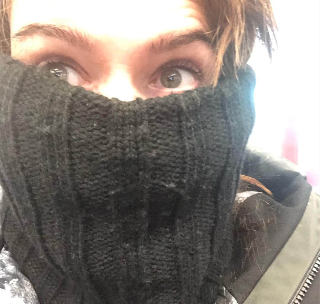 レナ・ヘディのインスタグラム：「Its fucking cold as fuck.. fuck off 🤨」