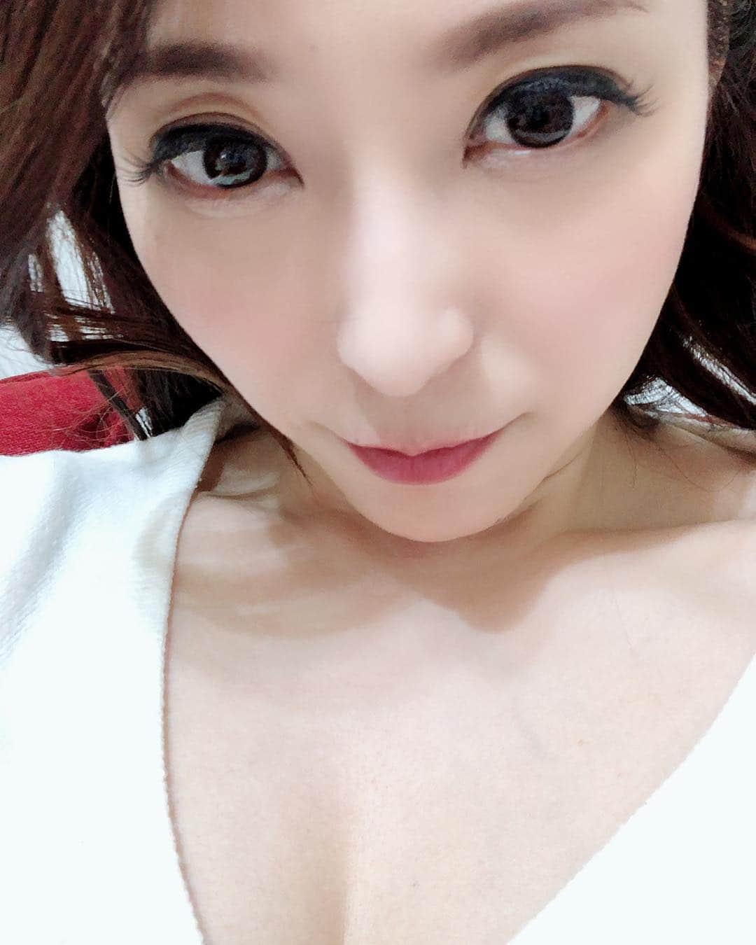 白木優子さんのインスタグラム写真 - (白木優子Instagram)「綺麗にお化粧してもらって撮影でした^_^ さて、眠いからメイク落として寝ます😴 いい明日のための、いい眠りを💋」12月14日 0時37分 - yuko_shiraki_official