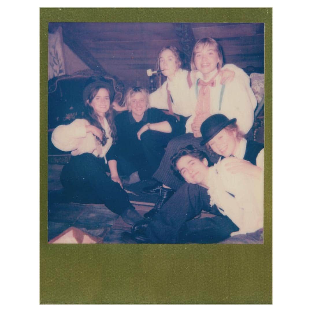 エマ・ワトソンのインスタグラム：「“I could never love anyone as I love my sisters.” - Louisa May Alcott, @littlewomenmovie ⠀⠀⠀⠀⠀⠀⠀⠀⠀ 💗 From left: Meg March, Greta Gerwig (director), Jo March, Amy March, Beth March and Laurie (Theodore Laurence).」