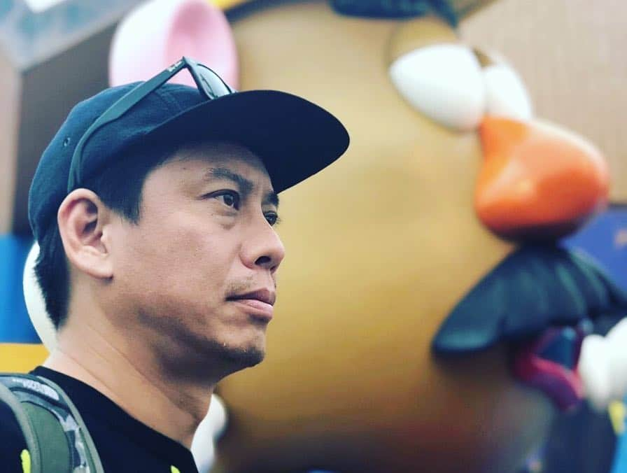 お兄ちゃんさんのインスタグラム写真 - (お兄ちゃんInstagram)「『競馬血統研究所』では、ドバイロケ以来の香港ロケでした😉❗️ #古賀さん #競馬血統研究所 #ネクステップ #出来る男 #効率の男 #しっかり仕事して、しっかり遊ぶ #行ったことない土地の地理を把握するのが得意 #ザ・テレビマン #めちゃくちゃオシャレ #一緒にショッピングめっちゃ楽しい #香港限定めっちゃ買う #スタイル良すぎ #足ツボ好きすぎ #痛くなるまでやりすぎ #ザ・M #それを上回る競馬好き #溢れ出る競馬愛 #こんな方と番組できる幸せ #ありがとうございます」12月14日 2時23分 - oniichan0715