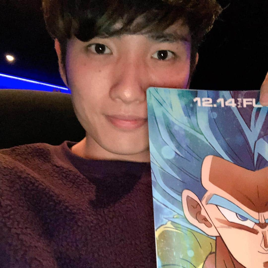 洲崎貴郁さんのインスタグラム写真 - (洲崎貴郁Instagram)「#ドラゴンボール超ブロリー 24:00から上映だったので、ひと足お先に観てきました。  もう…本当に 言葉にならないです…  今までのドラゴンボール映画を完全に超越しました これ以上ない程の迫力でした… 終始興奮してずっと暑かった ……言葉になりましたわ。 #ドラゴンボール #ブロリー」12月14日 2時32分 - runnysuzaki0504