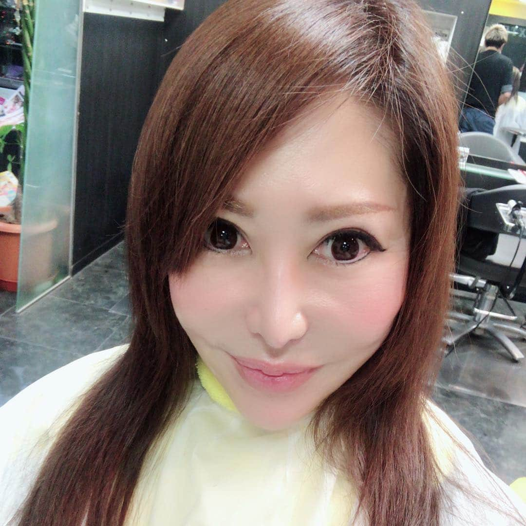 沢田麗奈さんのインスタグラム写真 - (沢田麗奈Instagram)「ヘアースタイル💇‍♀️ #ヘアカラー #トリートメント #メンテナンスカット #艶髪 #艶髪トリートメント  #艶髪カラー  #ヘアキャリー #美活  #美意識 #美意識高い人と繋がりたい  #ヘアーアレンジ #dinnerスタイル #ポニーテール #ポニーテールアレンジ  #ヴィトン #ワンピース #デートコーデ  #キラキラ #love  #感謝 #パニック障害持ち  #アラフォー #アラフィフ #大人女子 #お洒落さんと繋がりたい  #トレーニング女子  #followme💋」12月14日 3時13分 - reinasawada1026