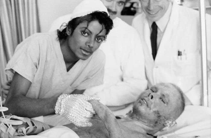 マイケル・ジャクソンさんのインスタグラム写真 - (マイケル・ジャクソンInstagram)「In 1985, Michael Jackson donated $1.5 million to the Brotman Memorial Hospital to establish the Michael Jackson Burn Center. It was the same facility where he had been treated after enduring severe burns while filming a commercial for Pepsi. How will you give back to those who have helped you during this holiday season? #MJhumanitarian #HealTheWorld」12月14日 4時09分 - michaeljackson