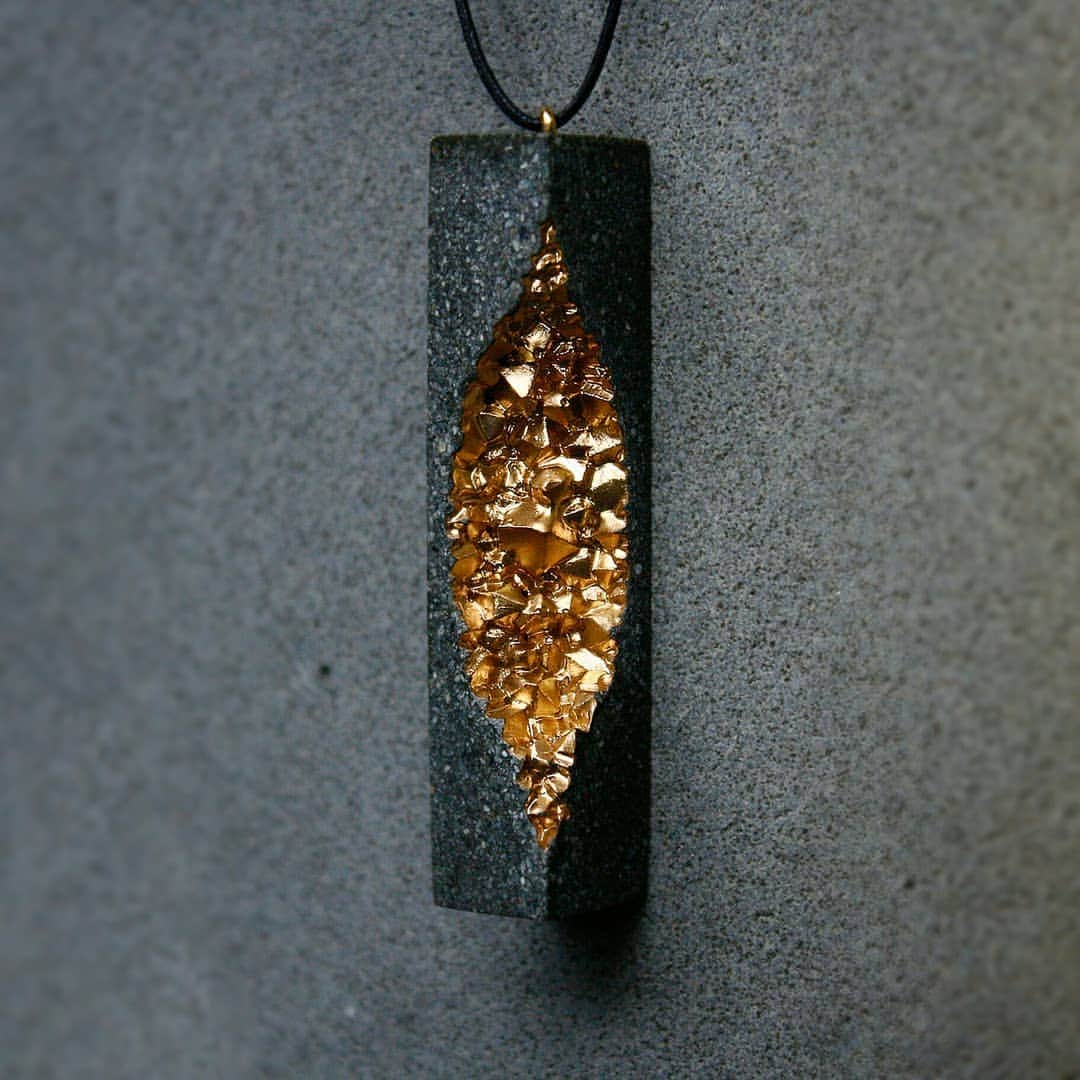 Britta Boeckmannさんのインスタグラム写真 - (Britta BoeckmannInstagram)「This is the Mooralla pendant 🔶 One of our new designs on boldb.com.au  Each cluster collection design bears its name from a region in Australia rich in a particular precious stone or metal.  The pendant has been named after the small township of Mooralla, located in Victoria. Smokey Quartz can be found around this tiny town of less than one hundred residents and attracts quartz enthusiasts from around the world.  #boldb #conrcrete #concretejewelry #concretejewellery #gold #golden #pendant #necklace #melbourne #australia #jewelrydesign #gift #geometricjewelry #melbournedesign #australiadesign」12月14日 7時50分 - brittaboldb