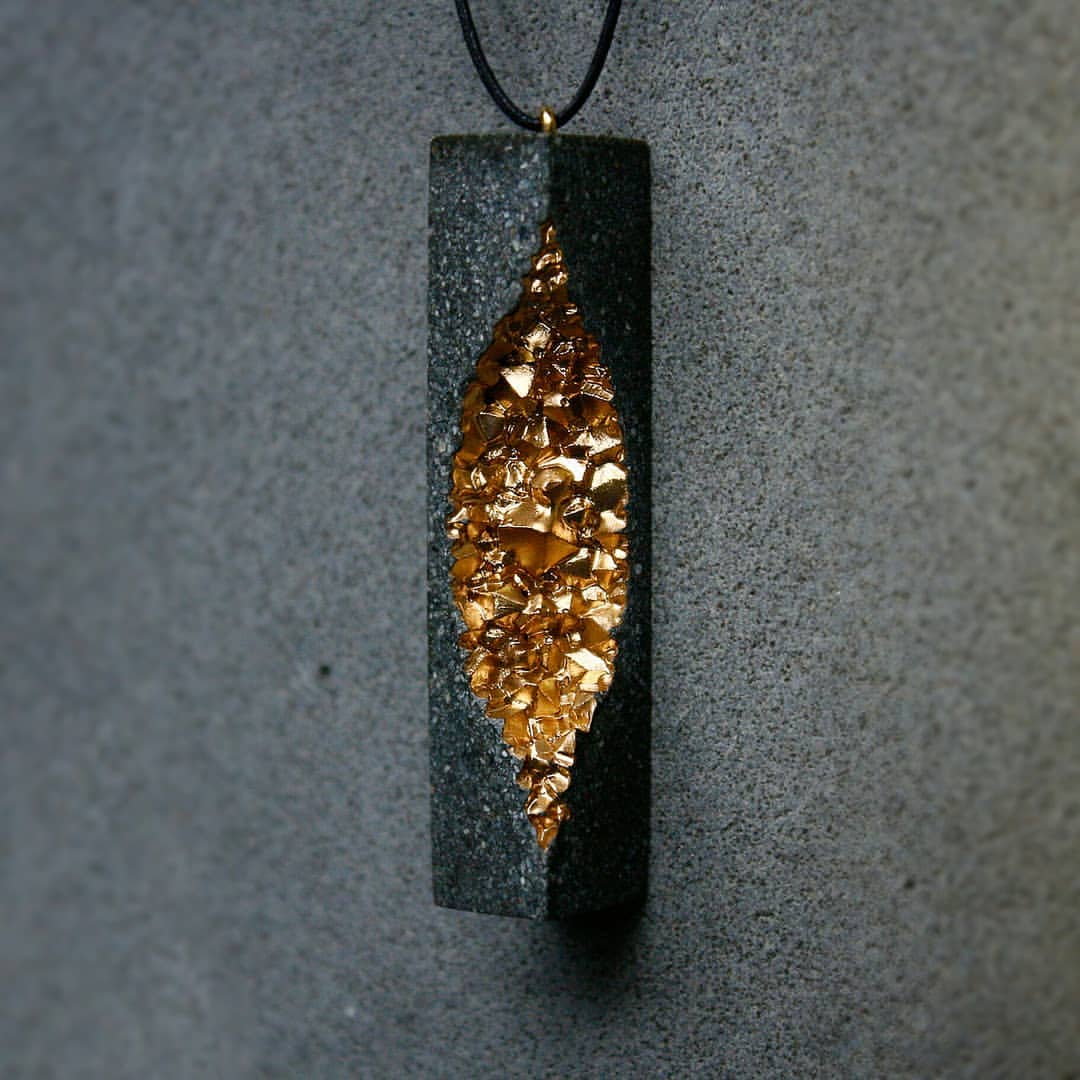 Britta Boeckmannのインスタグラム：「This is the Mooralla pendant 🔶 One of our new designs on boldb.com.au  Each cluster collection design bears its name from a region in Australia rich in a particular precious stone or metal.  The pendant has been named after the small township of Mooralla, located in Victoria. Smokey Quartz can be found around this tiny town of less than one hundred residents and attracts quartz enthusiasts from around the world.  #boldb #conrcrete #concretejewelry #concretejewellery #gold #golden #pendant #necklace #melbourne #australia #jewelrydesign #gift #geometricjewelry #melbournedesign #australiadesign」