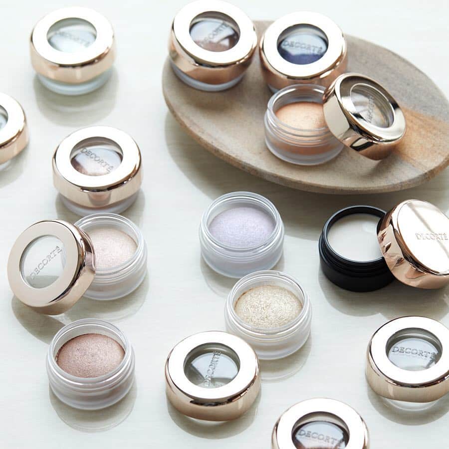 DECORTÉさんのインスタグラム写真 - (DECORTÉInstagram)「Light up your face with DECORTÉ Eye Glow Gem shadows for high-impact three-dimensional color. Available in 29 shades.  For extra glimmer use DECORTÉ Dip In Glow for a luminous soft-to-the-touch highlighter. .  Available @theofficialselfridges, @Saks and online. .  #Decorte #makeup #eyeshadow #highlighter #Kose #madeinjapan #Decorté #selfridges #selfridgeslondon #selfridgesbeauty #Cosmetics #skincare #saksbeauty #saks」12月14日 8時00分 - decortebeauty
