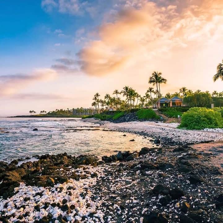 のインスタグラム：「This could be your sunset view at Hilton Waikoloa Village! Enter to win our Hawaiian Getaway Giveaway ends Friday,12/14/18, link in bio to enter! . . 🌺One lucky winner will receive a Hawaiian trip for two including airfare, Avis rental car and a 5-night stay including daily breakfast at Hilton Waikoloa Village on Island of Hawai’i🌺 . . . . #reynspooner #vacation #giveaway #sweepstakes #entertowin @hawaiianairlines @avis @hiltonwaikoloavillage」