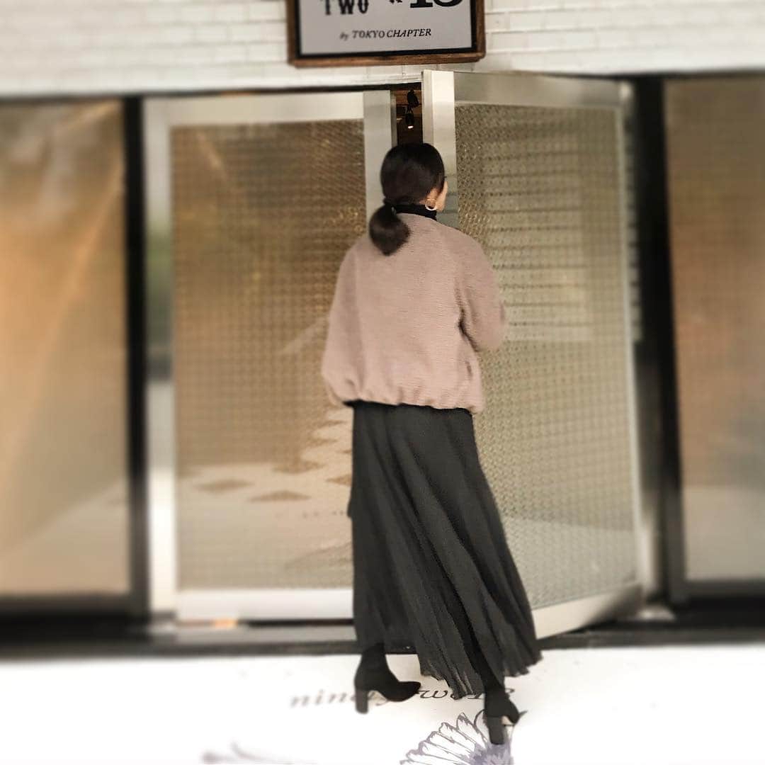 中林美和さんのインスタグラム写真 - (中林美和Instagram)「東京に戻って来ました。 あまりの寒さにびっくり！！😱 . ちょうどボアのブルゾンが届いていたので早速。 カジュアルなアイテムなので女性らしいスカートや ピアスなどを合わせて。 ボアって軽くて暖かいから、 今年は娘たちにもボアのコートを買いました。 3人でもこもこ♡ . 今日は来年に向けた大事な打ち合わせです。 ハワイでたっぷり充電したので、 帰国後お仕事するのが嬉しい！ . #ootd #titivate #titivatestyle #ティティベイト #リバーシブルチェストジップボアブルゾン  @titivatejp」12月14日 9時01分 - miwanakabayashi