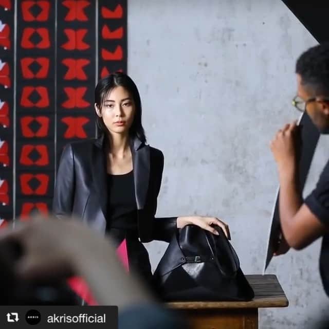 那須ミラノのインスタグラム：「#repost @akrisofficial via @PhotoAroundApp  Nothing goes better with our Double Diamond leather suit than our matching black #AkrisAi bag. Capable of being used as a classic tote or a trapezoid top handle bag, it’s a strong and effortlessly chic statement piece. #Akris #AkrisRE19 #AkrisWoman」