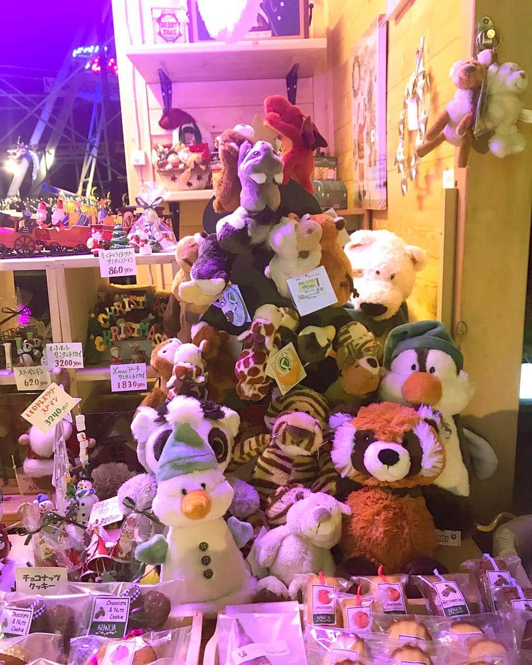 NICI JAPANさんのインスタグラム写真 - (NICI JAPANInstagram)「和歌山マリーナシティ FeStA LuCe（フェスタ ルーチェ）にNICI登場！ . . 毎年、和歌山マリーナシティで開催されているクリスマスイベント、FeStA LuCe（フェスタ ルーチェ）。 . 見ているだけでも楽しいクリスマスマーケットですが、「ARANCIA CAFE SHOP（アランチャ カフェ ショップ）」では、NICIのなかまが、みなさまをお待ちしています。”近くに来たら、ぜひ、ぼくたちにも会いにきてね。まってます！” . 和歌山マリーナシティ 「ARANCIA CAFE SHOP（アランチャ カフェ ショップ）」 和歌山県和歌山市毛見１５２７ . . また、クリスマス期間外でも、おいしいフルーツケーキと雑貨とNICIをたのしめるお店が、和歌山マリーナシティ近くのDOLCE e CAFFE ARANCIA（アランチャ）です。もしかしたら、レアものがあるかも！？ケーキ好きな方も、きっと満足。こちらもぜひ！ . DOLCE e CAFFE ARANCIA（アランチャ） 和歌山県和歌山市毛見994 MIDDLE BAY COURT . http://www.arancia.cc/ . . #NICI #ニキ #ドイツ #ぬいぐるみ #和歌山 #和歌山マリーナシティ #フェスタルーチェ #アランチャ #カフェ #クリスマス #ツリー」12月14日 11時16分 - nici_japan