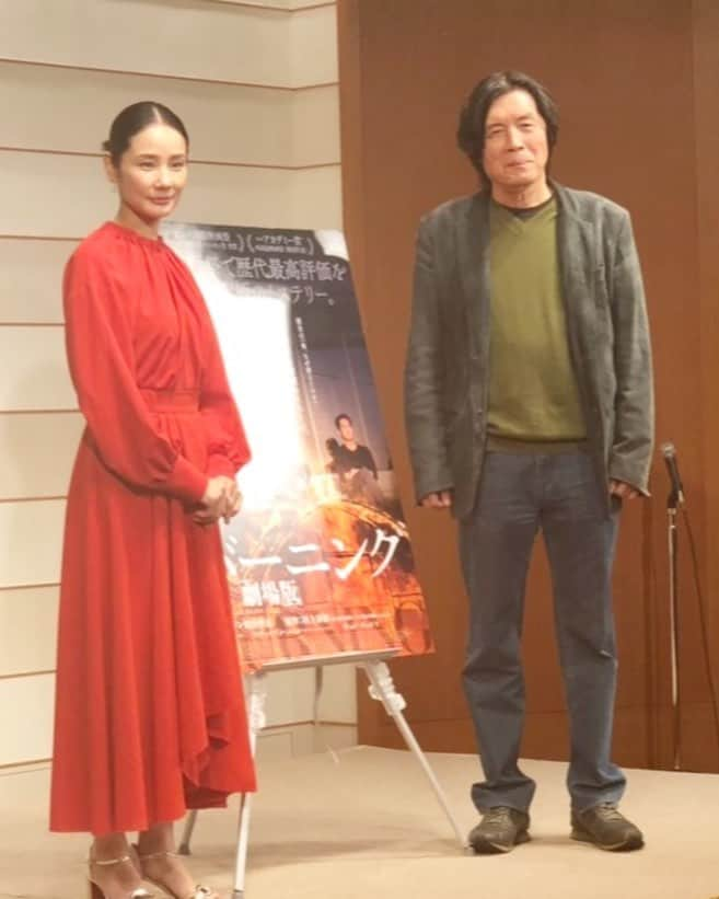 吉田羊さんのインスタグラム写真 - (吉田羊Instagram)「先日、 「オアシス」などで有名な韓国映画の鬼才 イ・チャンドン監督に花束を渡すという 大役を仰せつかり行って参りました。 村上春樹原作映画繋がりで 「ハナレイベイ」も観てくださっていた監督。 いつかまたお会いしましょうと握手をして下さり 感激の極地でございました。 そして、ハナレイベイを見逃した方に朗報です。 渋谷アップリンクで今週末（12/15）から再上映。 ぜひ、みなさま劇場へ。 私ももっかい観に行こうと思います。 #ハナレイベイ #イ・チャンドン監督最新作「バーニング劇場版」 #原作は短編「納屋を焼く」 #大胆な解釈を加えた映画ならではの世界観 #監督とても素敵な方でした」12月14日 11時16分 - yoshidayoh_official