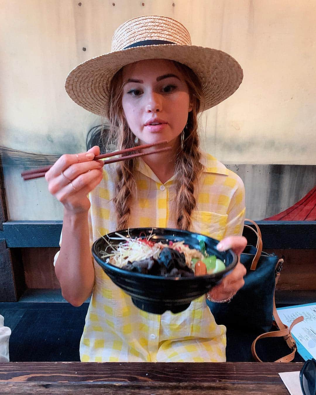 デビー・ライアンさんのインスタグラム写真 - (デビー・ライアンInstagram)「this vegan ramen cost me the same amount as my whole outfit, all totaling under $40. Australia’s funny, but so are my priorities」12月14日 12時04分 - debbyryan