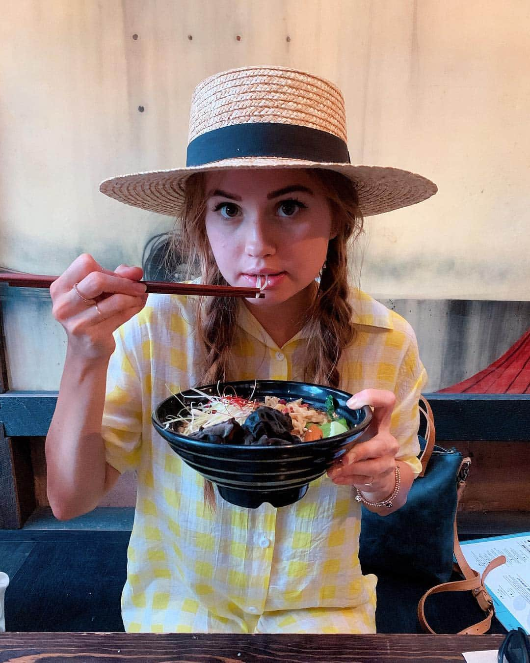 デビー・ライアンさんのインスタグラム写真 - (デビー・ライアンInstagram)「this vegan ramen cost me the same amount as my whole outfit, all totaling under $40. Australia’s funny, but so are my priorities」12月14日 12時04分 - debbyryan