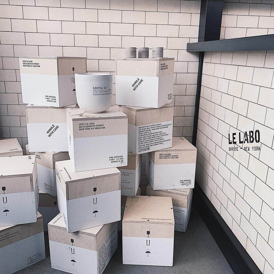 のインスタグラム：「ロスのLE LABO❤️ベニスビーチ近くの店舗に行ってきました♡🏖 ・ その場で香水を調合して、ラベルに名前と店舗住所を印字してくれるので今までNYやヨーロッパなど、旅の思い出に集めています💕💕 ・ 各国の店舗にしかない香りもあって、LA限定のMUSCがとてつもなくいい香りだった💞🙈💞 ・ 自分用とルラボを前に教えてくれたお友達にもネーム入りでLA限定の香水をオーダーしたよ♡🎁🌹 ・ ボディローションとかオイルもお土産にたくさん買いました🐰💛💛💛 ルラボはどのアイテムもいい香りがずーっと長持ちするよ💓☺️ ・ ・ #lelabo #ルラボ #香水 #pafume #la #losangeles #california #venice #shopping #店舗めちゃくちゃお洒落 #代官山は路面の世界2号店」