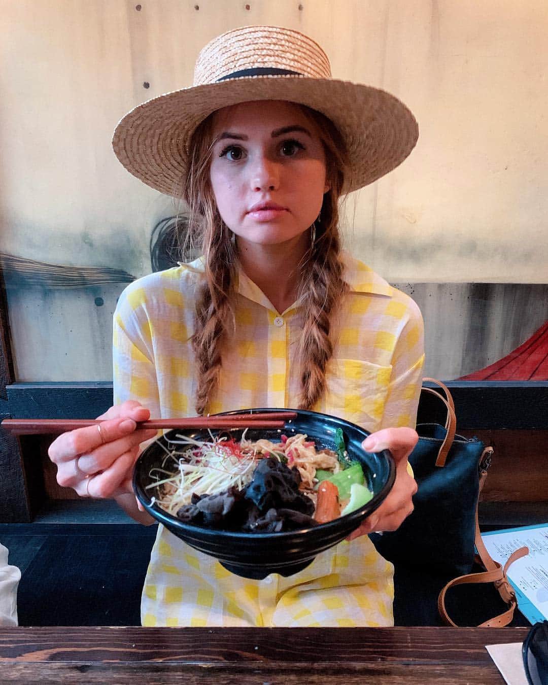 デビー・ライアンのインスタグラム：「this vegan ramen cost me the same amount as my whole outfit, all totaling under $40. Australia’s funny, but so are my priorities」