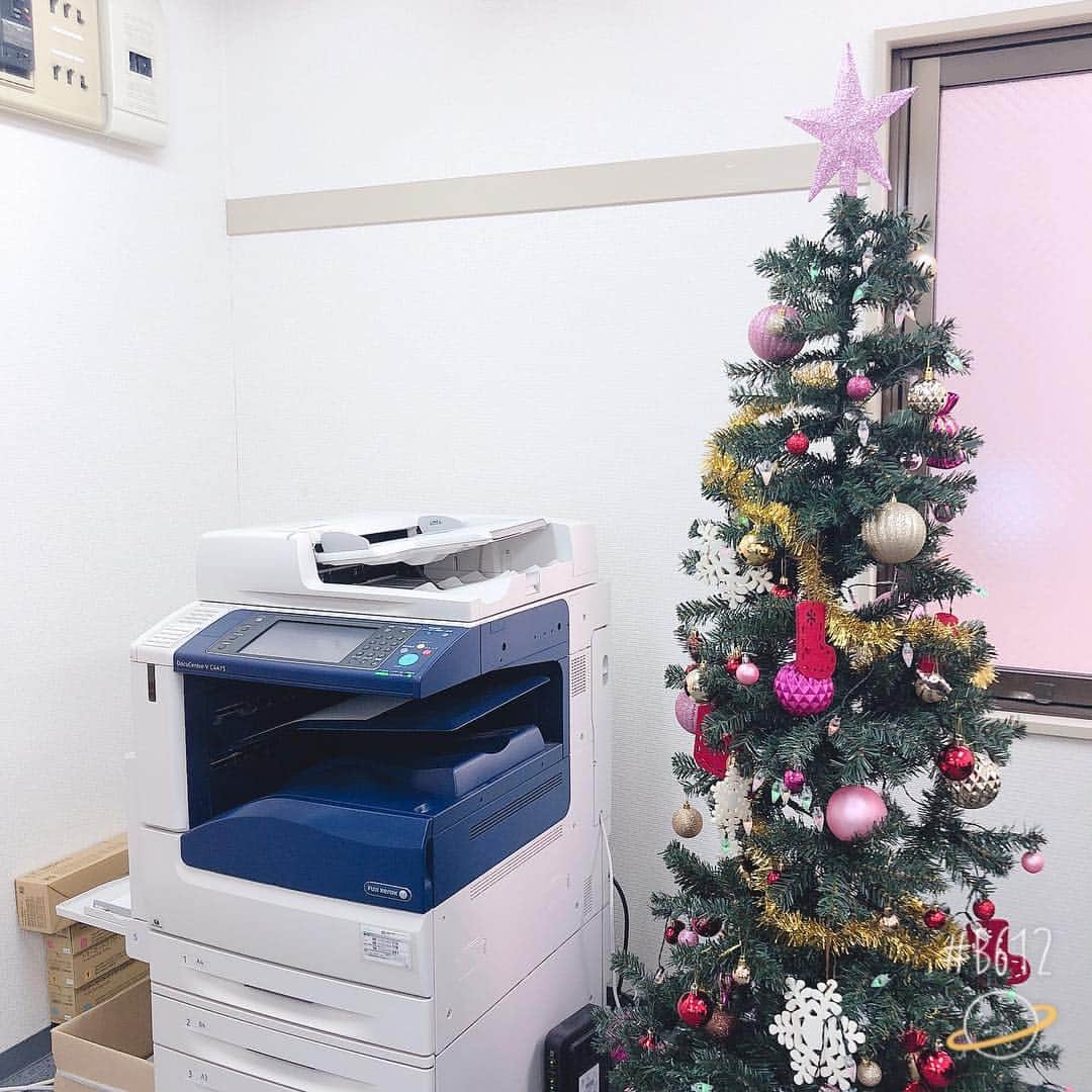 ニコ☆プチのインスタグラム：「12月も半ばに入って、クリスマスや冬休み間近！ 風邪やインフルエンザにかかってないかな？寒くなってきたから体調を崩さないように気をつけてね🤧 ニコ☆プチ編集部では2月号制作も一息ついて、クリスマスツリーを飾ってみました🎄編集部はピンク好き率高いので、てっぺんの星もピンク笑 みんなのお家のツリーはどんな感じ？  ルキ @ruki_0808 出演「 #生田家の朝」もとっても面白かったね！来週も楽しみ✨ #ニコプチ #christmas #クリスマスツリー」