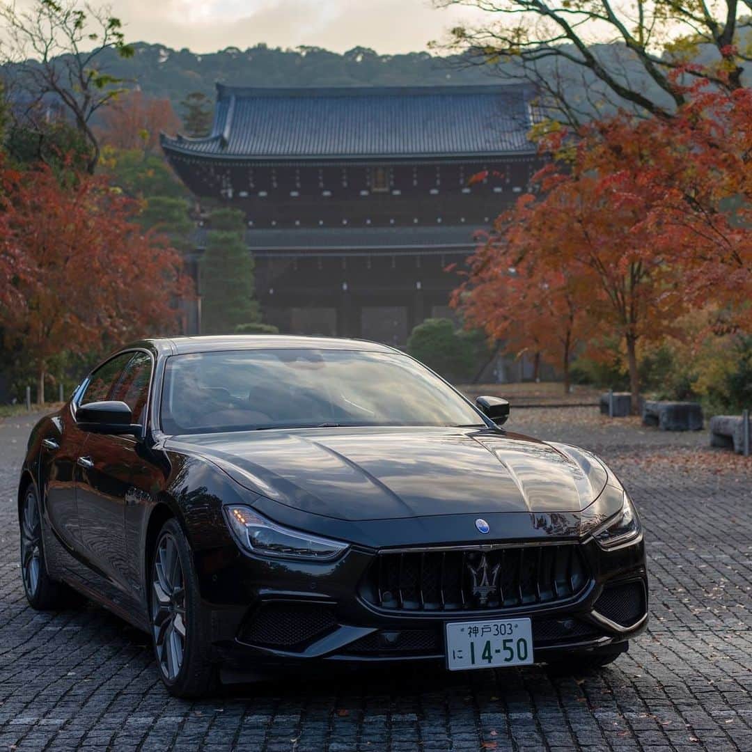 Maserati Japan | マセラティ ジャパンのインスタグラム：「晩秋の京都をマセラティでツーリング。歴史と伝統が息づく京の町をイタリアのラグジュアリーとレースへの情熱から生まれたマセラティの精悍な姿が走り抜けます。 #Maserati #マセラティ #MaseratiJapan #マセラティジャパン  #京都 #Kyoto」