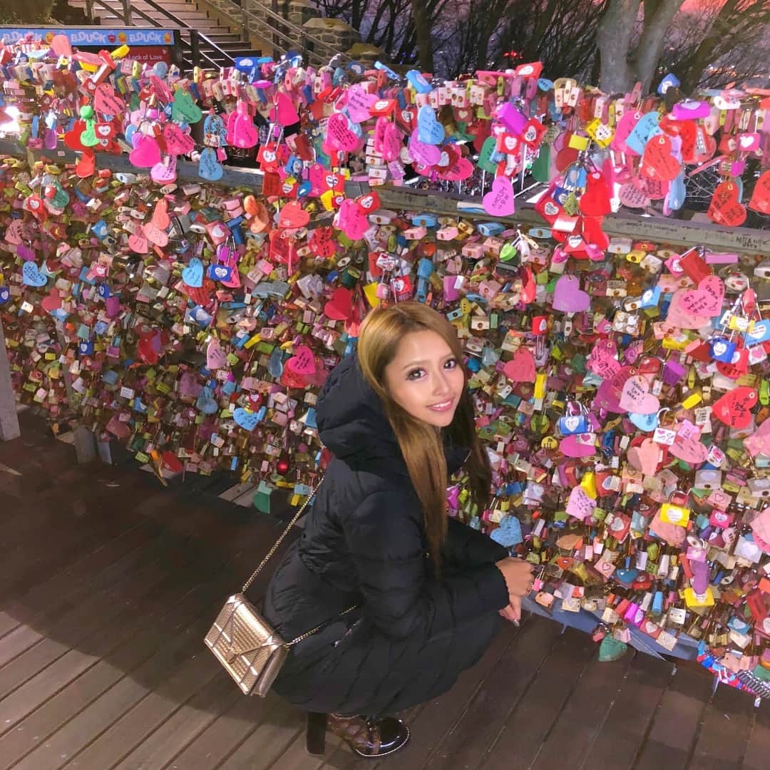 のインスタグラム：「初めて南山タワー行ってきた❤ 韓国ドラマでよく出てくるとこ💘 ハートの鍵だらけで凄かった😍🔐✨ #nseoultower #korea #trip #남산타워 #한국 #한국여행 #여행 #南山タワー #韓国 #韓国旅行 #旅行」