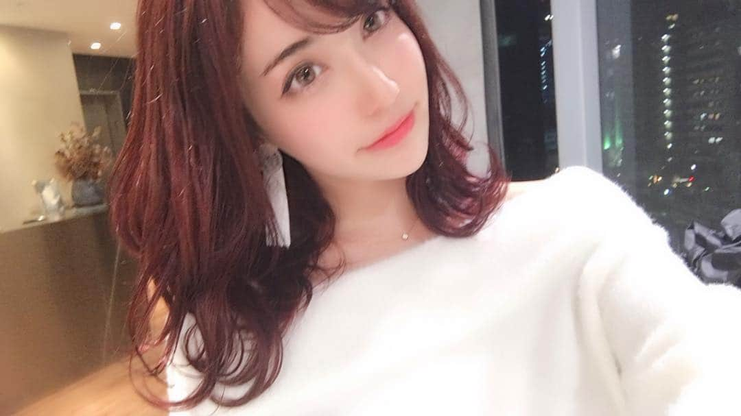 眞木美咲パメラさんのインスタグラム写真 - (眞木美咲パメラInstagram)「髪、ほんのり赤く❤️ この時期に合わせたカラーにしてもらった✨ 色味最高😂😂 @fhitoshi08 ありがとうっ💝 . キャンマジ @candymagic_official ほんとに目おっきくなる👀 おススメ☝🏻✨ . #昨日楽しかった #風邪ぶりかえした #喉が痛いときは #マシュマロ ？」12月14日 14時07分 - pamypamypamy