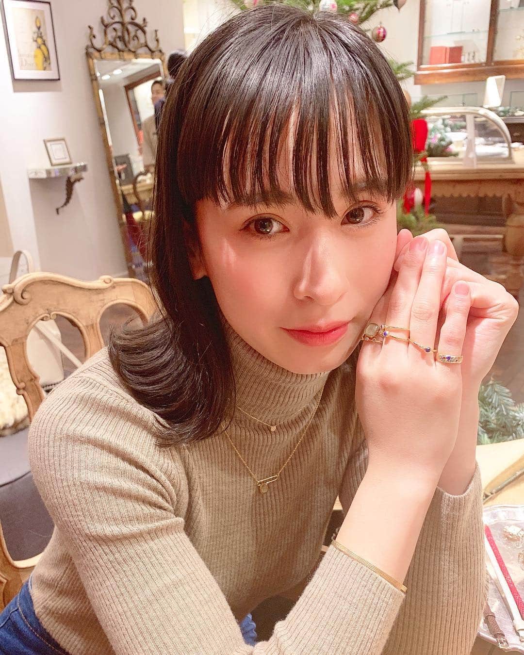 持永真実のインスタグラム：「. 今日12/14オープンのNOJESS代官山に行ってきました💍 リングもネックレスも重ね付け🥰 1/31までの期間中、NOJESS代官山のフォトスペースで写真を撮って #nojess_daikanyama をつけてインスタ投稿すると、抽選でノジェス春の新作アクセサリーをプレゼントしてくれるキャンペーンもしてるよ🎁 代官山店限定のアイテムもあるからぜひ立ち寄ってみてね👀💕💕 カップルでクリスマスプレゼントを選ぶのも、今年1年頑張ったご褒美に選びに行ってもいいよね☺️ #nojess #アクセサリー #ジュエリー #ギフト #pr」