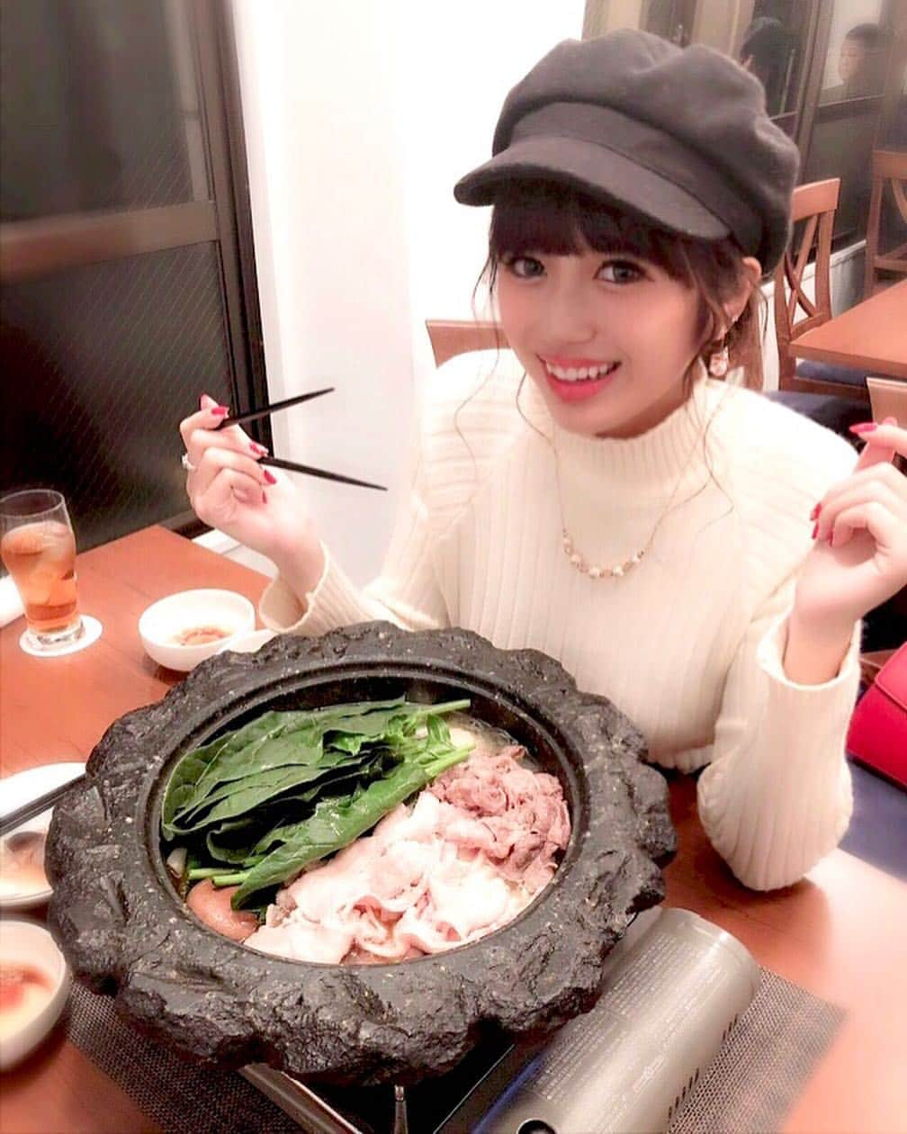 央川かこさんのインスタグラム写真 - (央川かこInstagram)「お鍋が食べたくて 『石鍋のぐち』に行ってきました🍲🍲 ・ ごま油で炒めたお肉を入れるから、 お鍋全体がごまの風味ですっごくおいしかった❤️ ・ #石鍋のぐち#石鍋#鍋#六本木#eisuビル#隠れ家#レースクイーン#ラウンドガール#モデル#ダイエット#トレーニング#筋トレ#ファスティング#ファッション#selectshopleeen#白ニット#ニット」12月15日 1時38分 - kako.717