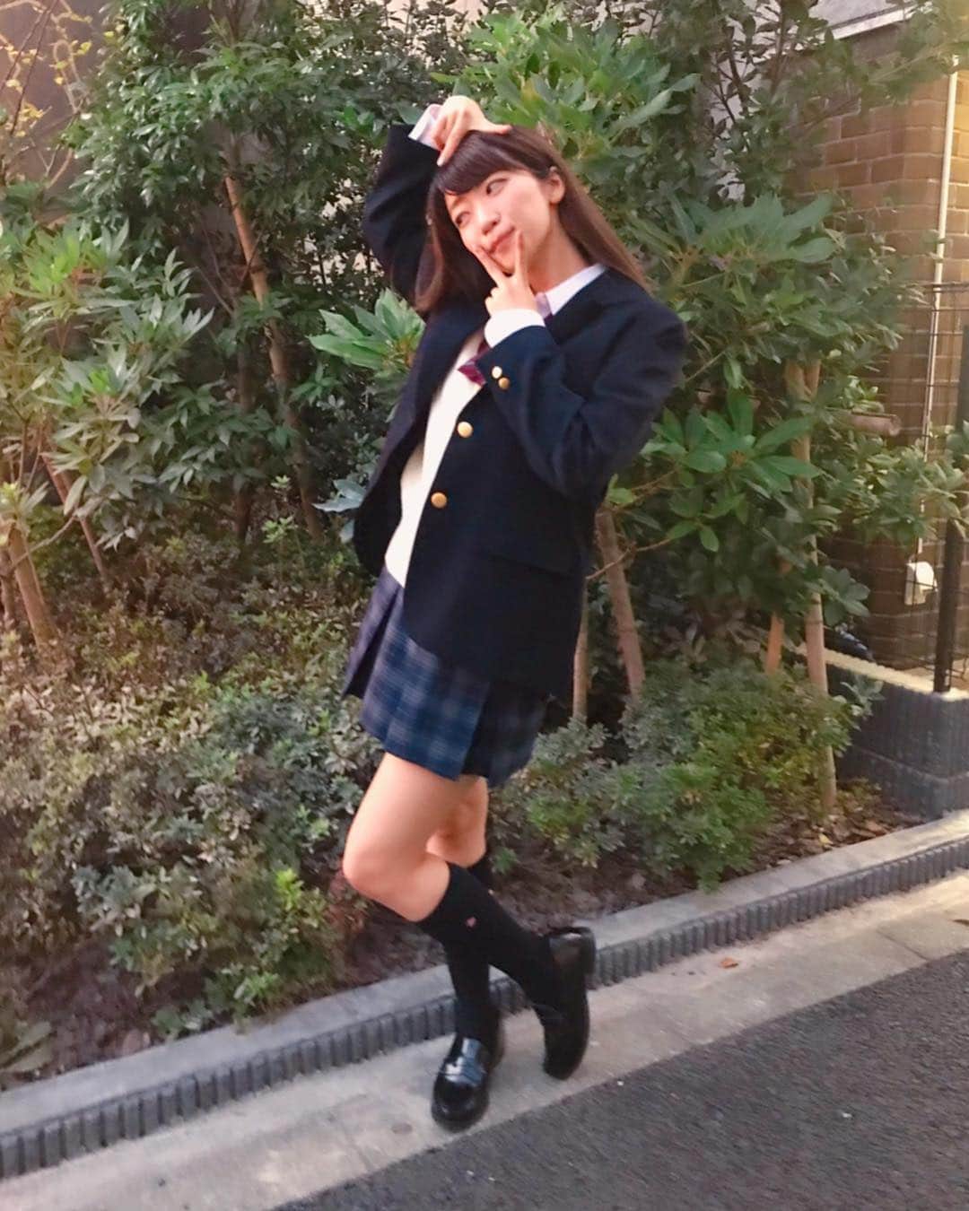ぱいぱいでか美のインスタグラム：「DTテレビで制服着ました……。 最近JKの間で流行ってるらしいポーズで撮ってみたんですけど、あってますか？ ꙳ #DTテレビ #JK #コスプレ ꙳ 仕事柄、たまに制服を着させてもらいますが、年々お店っぽくなっていく自分に成長を感じます(ポジティブ) DTテレビ今回の放送は本当に自分の見られたくない部分が映されちゃった感じで笑 ほんと恥ずかしかったんですが、せっかくなんで見逃した方はアーカイブでどうぞ、、。 数少ないぱいぱいでか美ガチ恋ヲタクが病んでないか心配ですわ。笑 ←なに笑とんねん セルフツッコミしなきゃいけないくらい心配ですわ。 ヲタクに対して照れないのは、絶対的に私のこと好きやろという自信と信頼から照れないだけなんでね……。 恋愛に臆病な27歳成人女性ということが伝われば幸いです。笑 ←なに笑とんねん」