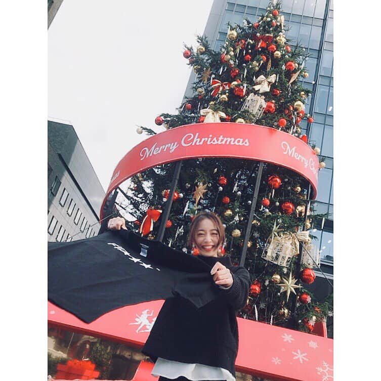 渡辺亜紗美のインスタグラム：「メリークリスマス。 avex本社からメリークリスマス。  写真を撮ったら強風が吹きました。FIDES × FIRSTORDERコラボTシャツをいただきました。😭 メリークリスマス。  #クリスマス #クリスマスツリー #avex #渡辺亜紗美」