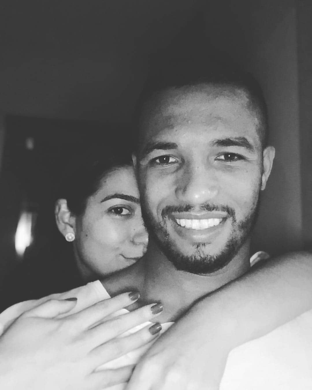 フェリペ・ガルシアのインスタグラム：「💕💕💕💕💕💕 Parabéns para nós.  Te amo muito Vida🥰 9 anos.. #bodasdeceramica #quaseumadecadajuntos  #quevenhamaisemais」