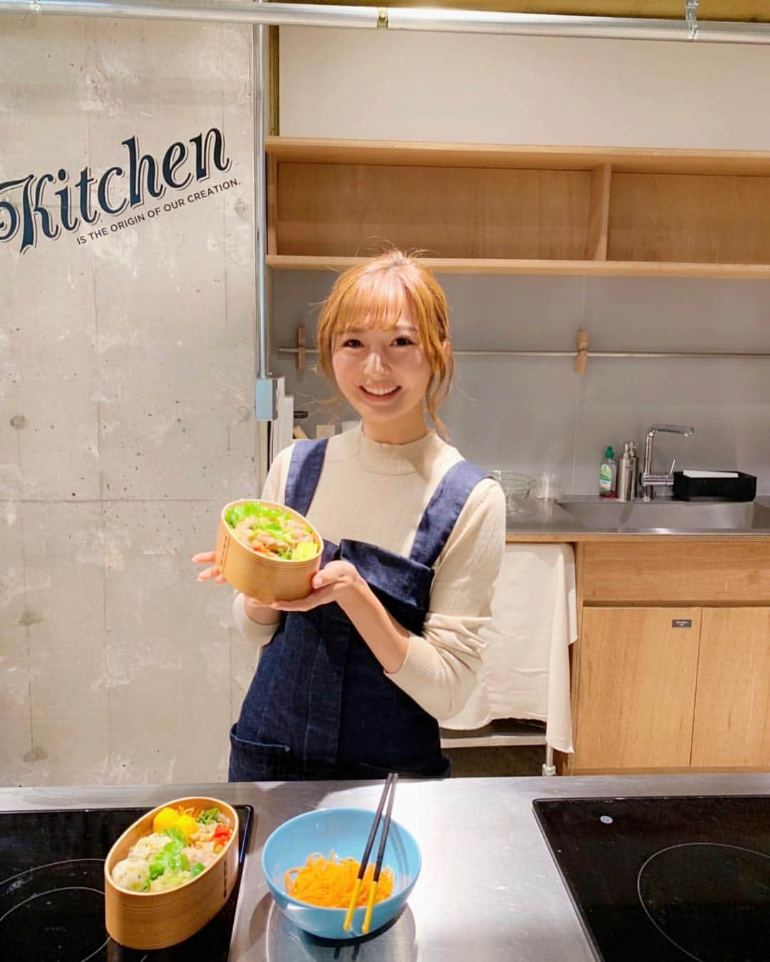 西村笑花さんのインスタグラム写真 - (西村笑花Instagram)「🍳 ・ ・ 先日、 江崎グリコさんのクッキングイベントへご招待していただき 参加させて頂きました✨ ・ レトルト調味料の「できたて革命」は、 つるるん とした調味料を入れるだけだからとても簡単で 冷めても水分が出にくいからお弁当の時なども便利で、 野菜のシャキシャキ感もキープしてくれるよ😳🥦🥕 家族でご飯を食べる時間がバラバラなことが多いから、 時間が経っても出来立てのようなままなのはすごく嬉しいなぁ✨ ・ イベントでは料理家の植木さんがアレンジレシピや お弁当箱への詰め方のコツなどを教えて頂きました❣️ グリコのオフィシャルアカウントには 全て10分でつくれるアレンジレシピがたくさん載ってるよ🍴🍅 🍳 @glico_kitchen 🍳 #glico #グリコ #できたて革命 #PR #emicafe🥐」12月14日 16時47分 - emika_nishimura