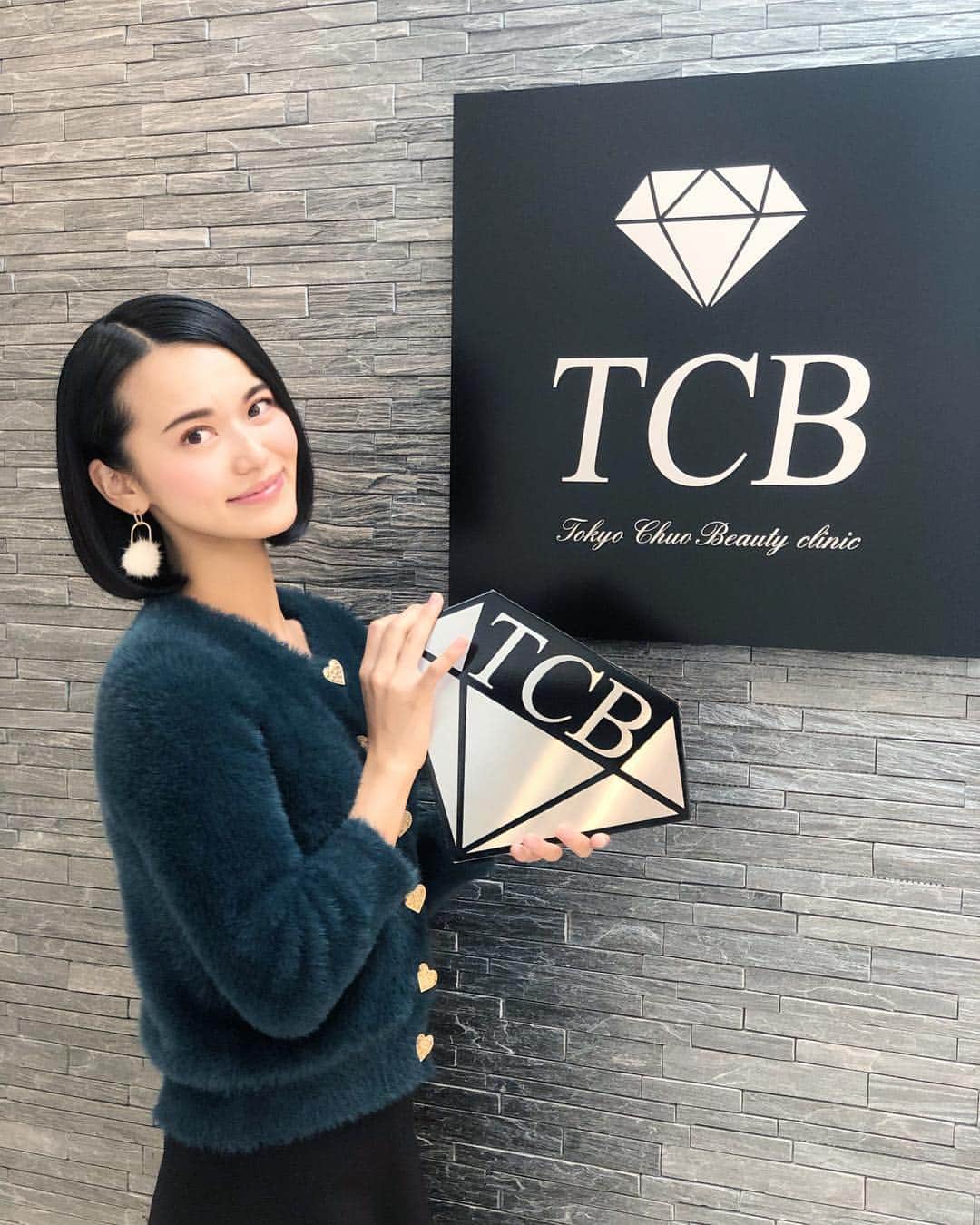 七尾エレナのインスタグラム：「先日29歳になったので そろそろアンチエイジング頑張らなきゃ！と思い TCB世田谷院さん @tcbsetagayaで TCB式小顔美肌再生をやってもらいました！ ＊ フェイスラインがしゅっと上がったし お肌の調子もすごく良い♥ 初めての美容医療で わからないことだらけだったけど 村田院長 @tcb_murata が親身になって 相談に乗ってくれるから 安心してお任せできました♥ ＊ 予約の時「七尾エレナ」のインスタ見たと伝えると 特典等あるみたいなので 興味がある人はぜひチェックしてみてください！ ＊ #アンチエイジング #美容 #小顔 #リフトアップ #美容医療 #TCB式小顔美肌再生 #東京中央美容外科世田谷院 #美容外科 #世田谷 #池尻大橋 #東京 #田園都市線 #ミスワールド #ミスワールドジャパン2018 #missworldjapan #PR」