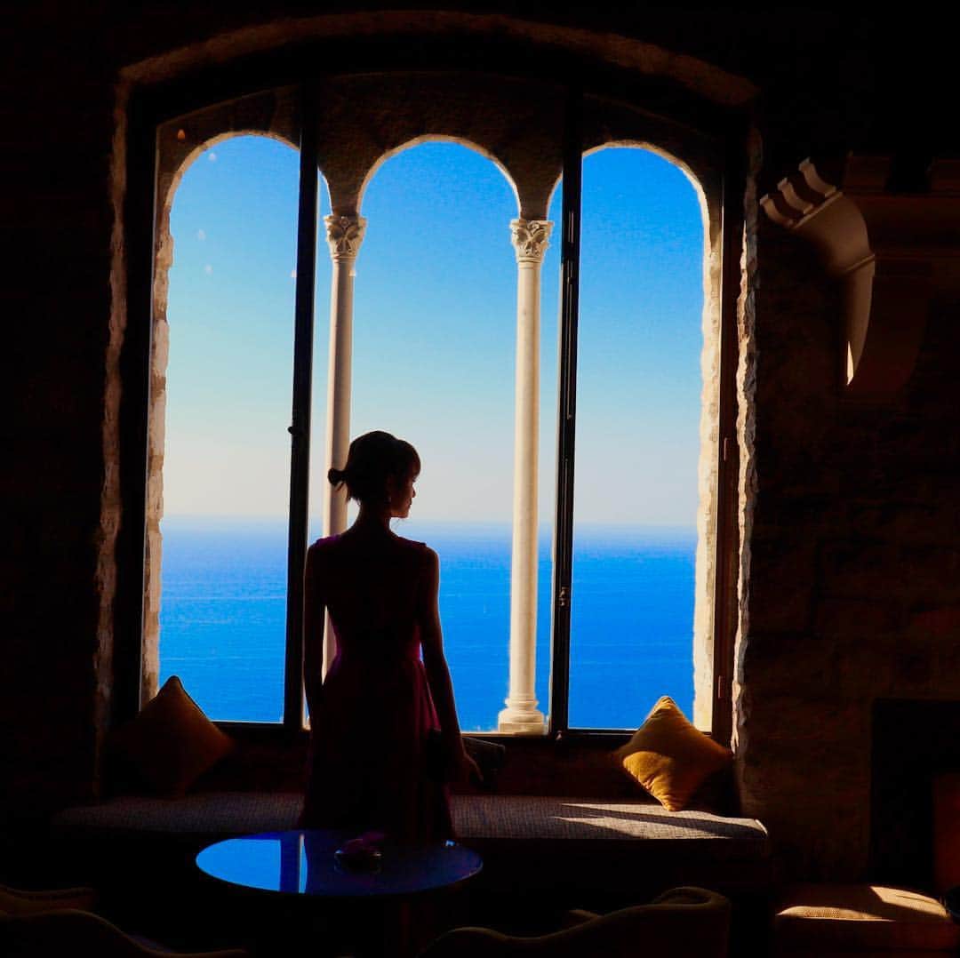 しほの涼のインスタグラム：「ゆっくり朝食を取る時間が海外旅行の何よりもの楽しみ😌💕 2時間くらい、のんびりとお茶を飲みながら景色を眺めて話をする時間。 日々忙しなく生きてると中々取る事が出来ない時間。  #朝ごはん #南フランス #南仏 #southfrance #france #breakfast #french #discover_earth #discover_europe_ #summervacation #海外旅行 #シャトーシェーブルドール #シェーブルドール #ルレエシャトー #エズ村 #luxurylifestyle」
