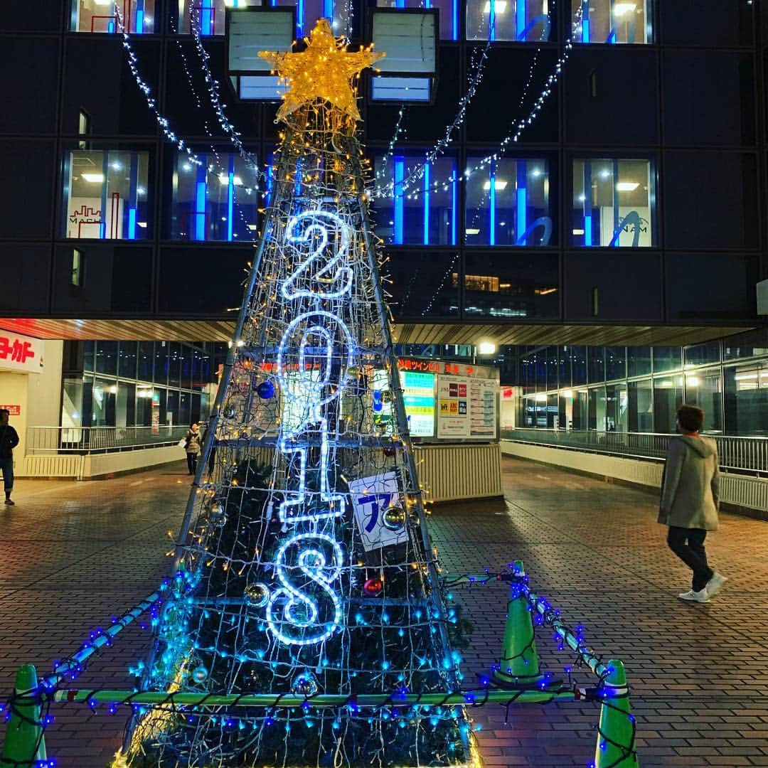 きまぐれなミューズたちのインスタグラム：「寒くなってきましたね🍃 お店の周りも クリスマスイルミネーション🎄が華やかな時期になりました🌟 2018年も もうすぐ終わりますね 皆様 素敵なクリスマス🎄をお過ごしくださいませ☺️ #クリスマス #xmas #christmas #christmastree  #イルミネーション #beauty  #きまぐれなミューズたち #船橋 #🎄 #🎅 #love  #クリスマスイルミネーション #2018 #船橋東武 #1880」