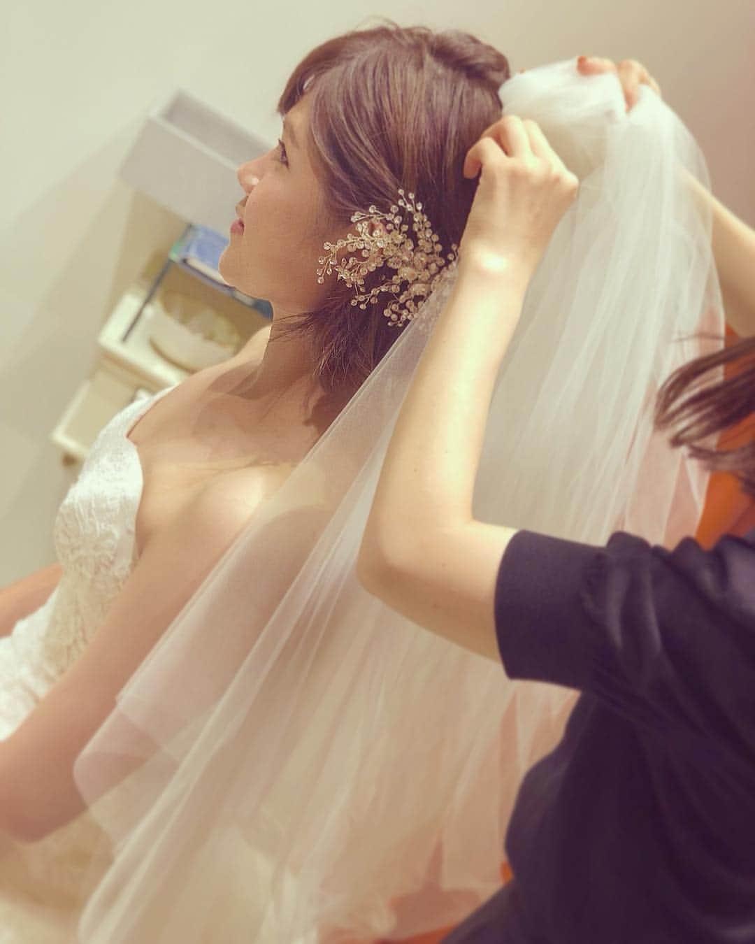 ngh_weddingboutiqueのインスタグラム：「・ 誰でも試着会  12月22日(土)〜24日(祝月) ・ 今回で、3度目の開催となる #誰でも試着会 ・ これまでにお越しいただいたお客様からは、 ＊本当に着れてよかった！ ＊ドレスアップって本当に楽しい！ というお言葉とキラキラした笑顔をいただきました✨ ・ ・ ・ 素敵なドレスと スタイリングで、ぜひドレスの魅力を体験してください👗 ・ ・ ・ 空き枠が僅かとなりますので、 ぜひお早めにご予約くださいませ ・ 《お問い合わせ先》 📞092-739-1141 📧wb-contact@ffines.jp #ngh_weddingboutique」