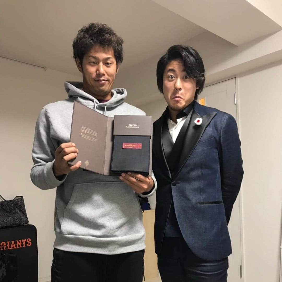 立岡宗一郎さんのインスタグラム写真 - (立岡宗一郎Instagram)「ご無沙汰しております。 イケメンスーツ職人にまたお願いしちゃいました。まぁカッコいい…本当にプロフェッショナル。 楽しみがまた増えました😊いつもありがとう😋 #improveryoma」12月14日 18時25分 - ta_pi_39