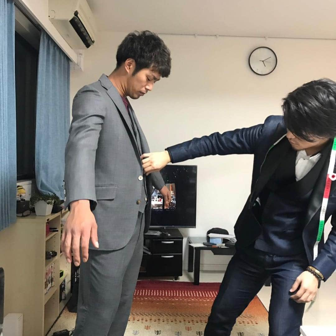 立岡宗一郎さんのインスタグラム写真 - (立岡宗一郎Instagram)「ご無沙汰しております。 イケメンスーツ職人にまたお願いしちゃいました。まぁカッコいい…本当にプロフェッショナル。 楽しみがまた増えました😊いつもありがとう😋 #improveryoma」12月14日 18時25分 - ta_pi_39