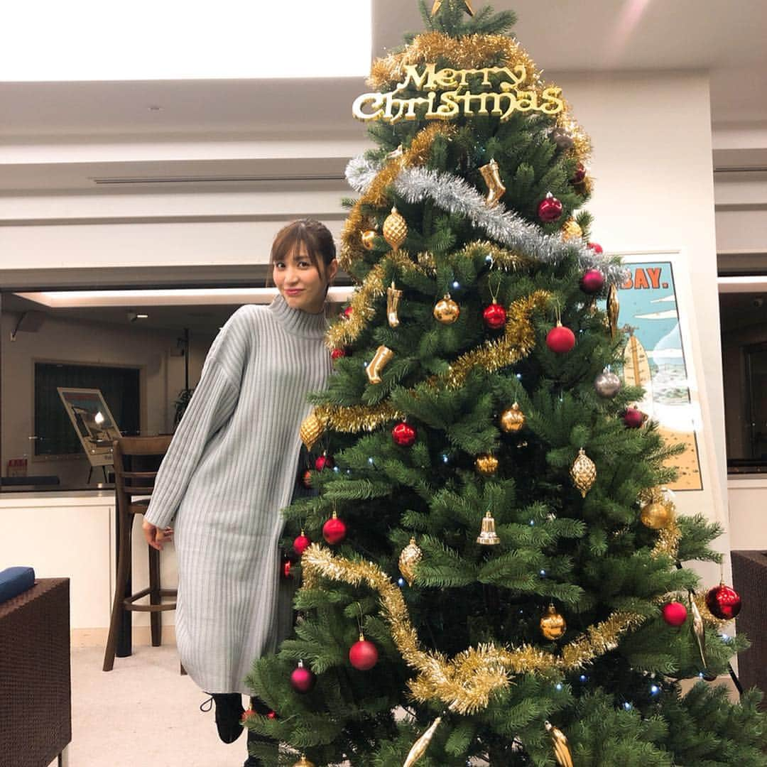 大島麻衣さんのインスタグラム写真 - (大島麻衣Instagram)「bayfmにあるおっきなtreeと大島さん🤶 冬はニットワンピで決まりでしょ😎 @fifth_store  #fifth #fifthtl #フィフス  #プチハイリブニットワンピース #Gray #style #coordinate #ニットワンピって便利」12月14日 19時10分 - maioshima911