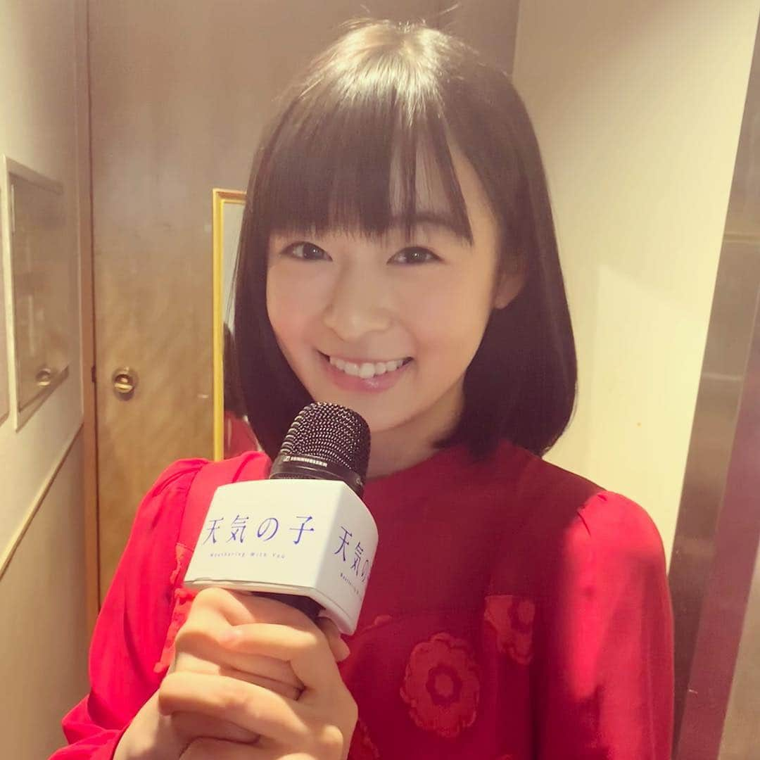 森七菜さんのインスタグラム写真 - (森七菜Instagram)「昨日、今日とたくさんの反響を頂きありがとうございます😊 #新海誠 監督 #天気の子 #オフショット #製作発表直前 #スタンバイ中 #レポーター風？#醍醐虎汰朗 #先僕仲間 #もりなな #森七菜」12月14日 19時27分 - morinana_official